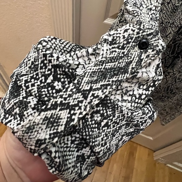 Beautiful black and white snake print blouse - Picture 5 of 5
